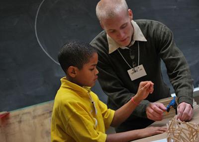 一个大学生教一个小孩如何制作三维雕塑.