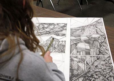 学生绘制二维艺术.